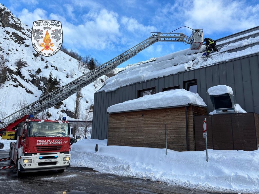 La Thuile, neve pericolante dal tetto dell'Ufficio Turismo