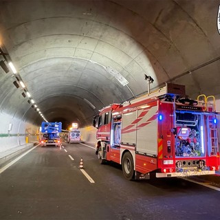 Intrappolato nell'auto che prende fuoco in galleria: 'realistica' esercitazione dei Vigili del fuoco