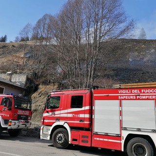 A fuoco un bosco sopra Ayas, il vento 'spinge' e rinfocola le fiamme