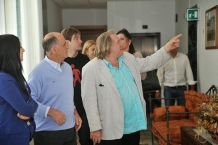 Gérard Dépardieu e lo staff di 'Creators' in visita nel 2014 a Palazzo regionale con il Presidente della Giunta, Augusto Rollandin e l'assessora alla Cultura, Emily Rini